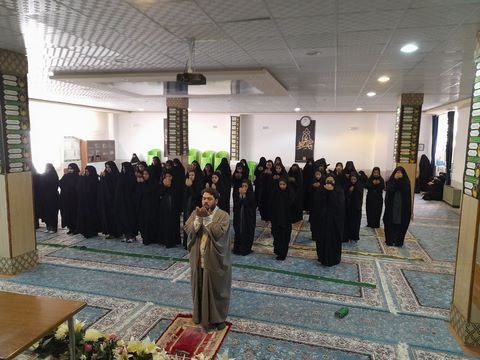 برگزاری نماز جماعت باشکوه دانش آموزان در مدرسه