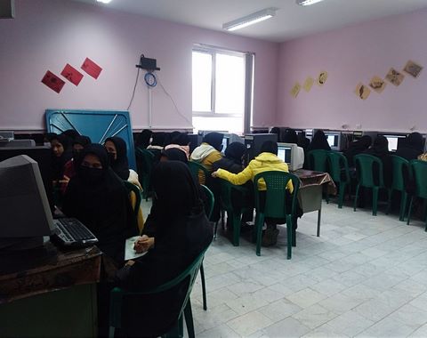 حضور دانش آموزان در کارگاه کامپیوتر