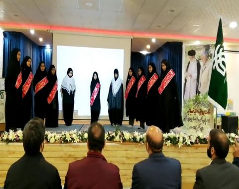 اجرای سرود دانش آموزان در مراسم افتتاحیه مدرسه انقلاب