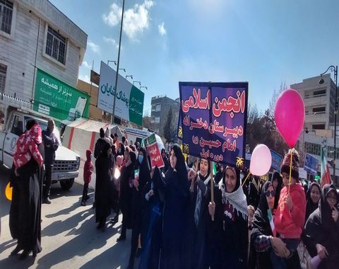 حضور پرشور همکاران و دانش آموزان عزیز در راهپیمایی یوم الله 22 بهمن